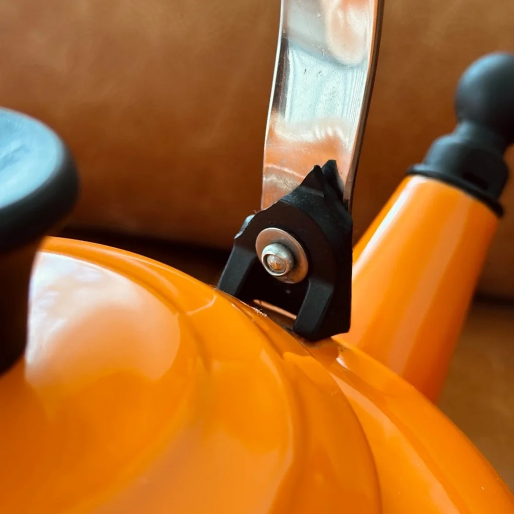Vintage Le Creuset whistling Kettle - some damage - 1.6 litres - Picture 9 of 11